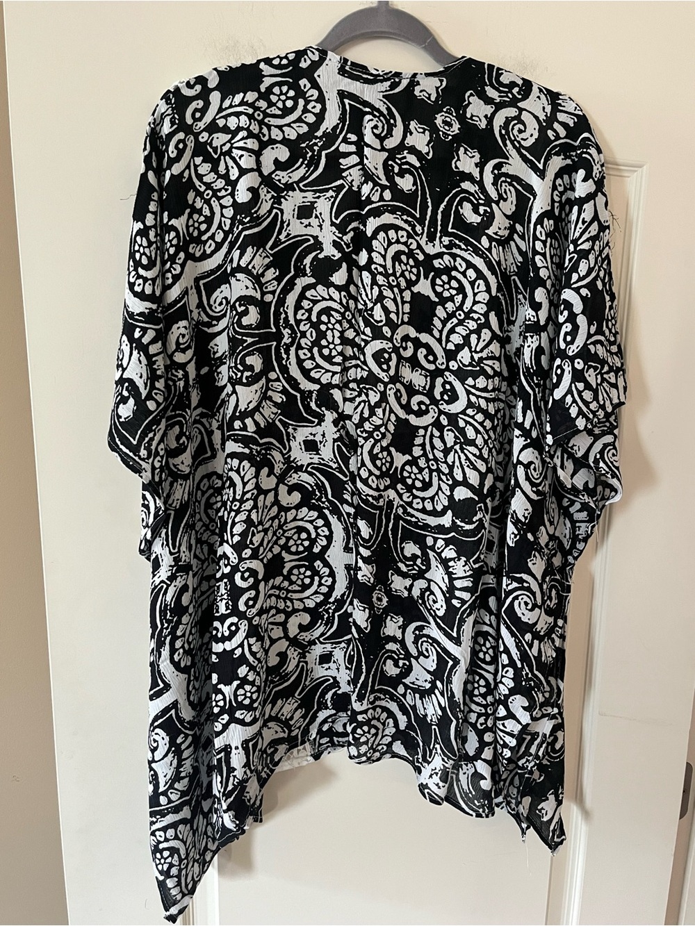 Vince Camuto Lace-Trim Black and White Kimono Wrap OSFM - Picture 13 of 15